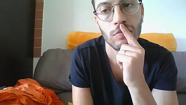 Snapshot of Amicisegreti chatting on October 28, 2025, 12:04 pm Amicisegreti online show from October 28, 2025, 12:04 pm