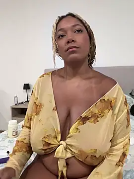 Snapshot of x_deluLuz_x chatting on September 18, 2025, 11:52 pm x deluLuz x online show from September 18, 2025, 11:52 pm