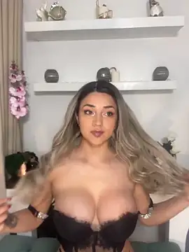 Snapshot of ariazschernitz1 chatting on October 14, 2025, 2:45 am ariazschernitz1 online show from October 14, 2025, 2:45 am