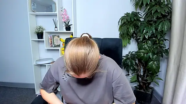 Snapshot of DanielleCox chatting on October 23, 2025, 7:40 am DanielleCox online show from October 23, 2025, 7:40 am