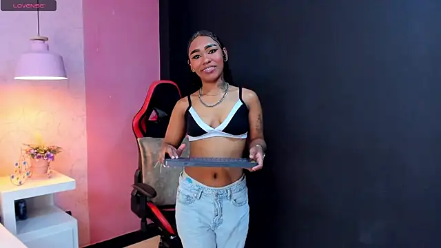 Snapshot of SkylerBloomm chatting on October 13, 2025, 2:24 am SkylerBloomm online show from October 13, 2025, 2:24 am