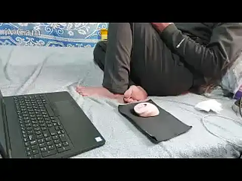 yazinyazin1 online show from February 19, 2026, 1:08 pm