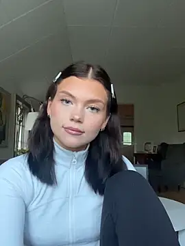 alexapalmqvist online show from September 13, 2025, 4:40 pm