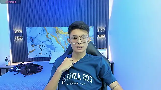 SantiagoRusso18 online show from February 6, 2026, 7:10 pm