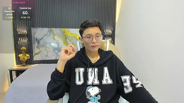 Snapshot of SantiagoRusso18 chatting on September 26, 2025, 12:01 pm SantiagoRusso18 online show from September 26, 2025, 12:01 pm