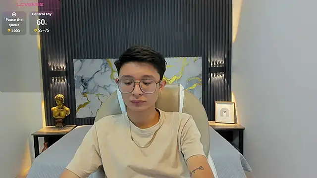 Snapshot of SantiagoRusso18 chatting on October 3, 2025, 12:06 pm SantiagoRusso18 online show from October 3, 2025, 12:06 pm