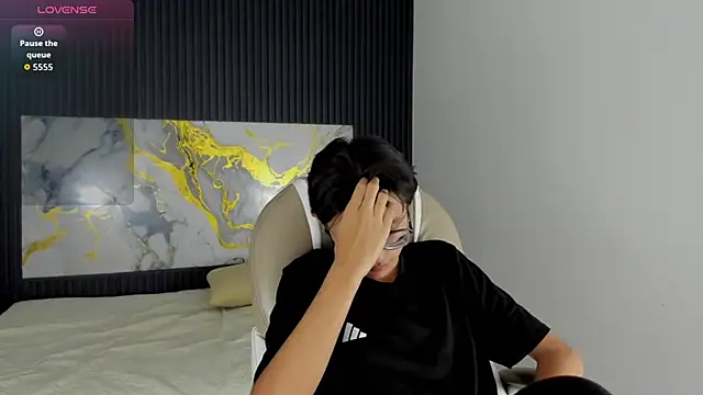 SantiagoRusso18 online show from November 26, 2025, 3:34 pm