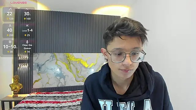 SantiagoRusso18 online show from December 16, 2025, 1:04 pm