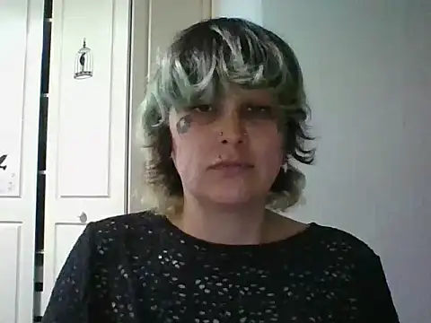 Snapshot of WoundLust chatting on September 12, 2025, 3:39 am WoundLust online show from September 12, 2025, 3:39 am