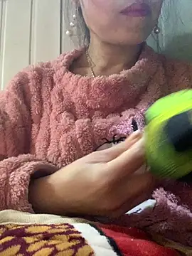 tuyetnhi-00 online show from January 6, 2026, 2:04 am