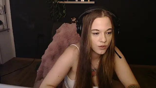 Luna Lynn online show from November 30, 2025, 8:20 pm