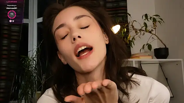 Snapshot of ttragedienne chatting on October 27, 2025, 1:34 pm ttragedienne online show from October 27, 2025, 1:34 pm