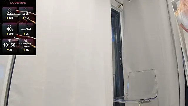 Snapshot of Ella_Vee chatting on October 4, 2025, 4:03 am Ella Vee online show from October 4, 2025, 4:03 am