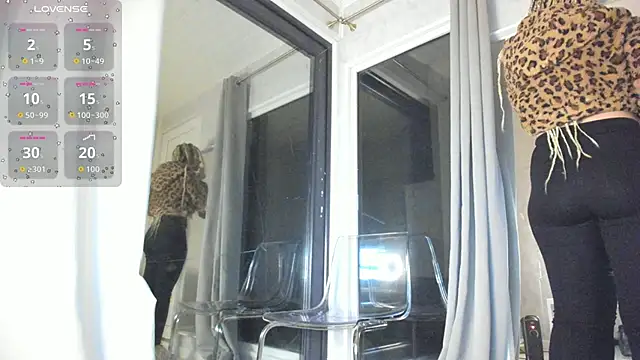 Snapshot of Ella_Vee chatting on October 21, 2025, 2:44 am Ella Vee online show from October 21, 2025, 2:44 am