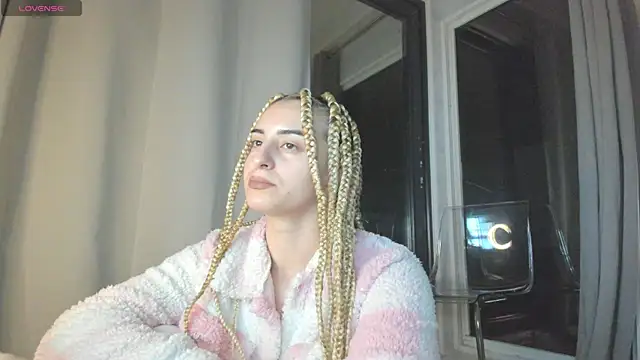 Snapshot of Ella_Vee chatting on October 22, 2025, 2:44 am Ella Vee online show from October 22, 2025, 2:44 am