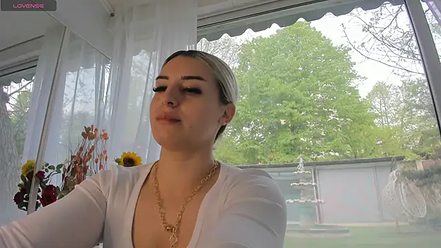 Ella Vee online show from April 22, 2026, 5:47 am