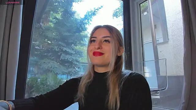 Snapshot of Ella_Vee chatting on October 1, 2025, 5:01 am Ella Vee online show from October 1, 2025, 5:01 am