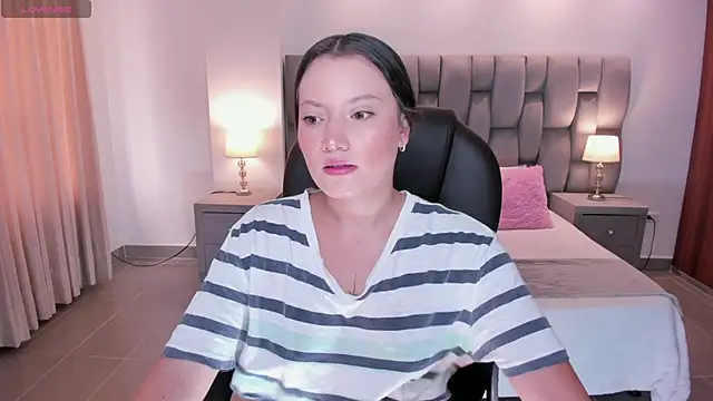 Snapshot of nylaa_rose chatting on October 4, 2025, 6:42 pm nylaa rose online show from October 4, 2025, 6:42 pm