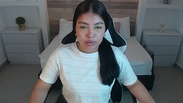 carriepink  online show from September 24, 2025, 11:17 am