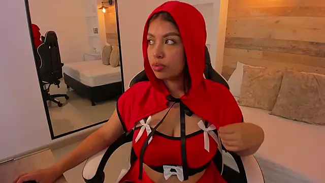 carriepink  online show from October 7, 2025, 11:44 am