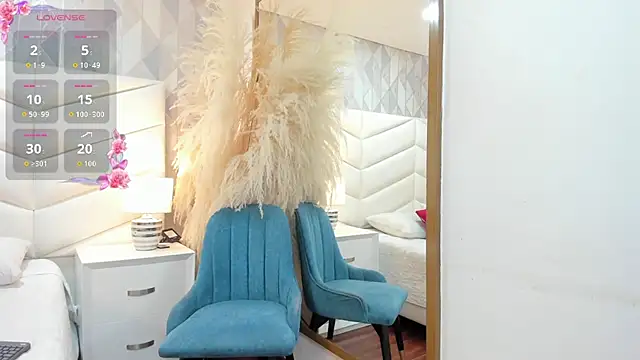 Snapshot of Nina_Ford_ chatting on December 2, 2025, 8:43 pm Nina Ford online show from December 2, 2025, 8:43 pm