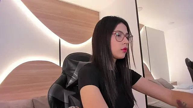 Snapshot of desireee_ chatting on November 1, 2025, 12:21 pm desireee  online show from November 1, 2025, 12:21 pm