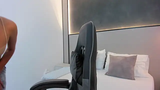 Snapshot of desireee_ chatting on October 20, 2025, 12:17 pm desireee  online show from October 20, 2025, 12:17 pm