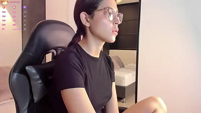 Snapshot of desireee_ chatting on October 9, 2025, 12:17 pm desireee  online show from October 9, 2025, 12:17 pm