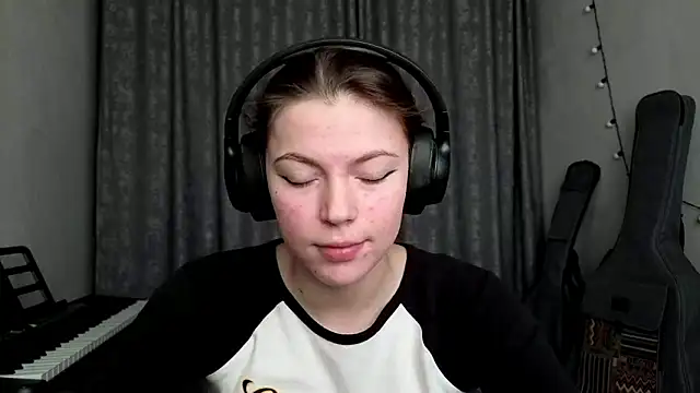 CutieAnny online show from March 10, 2026, 6:28 am