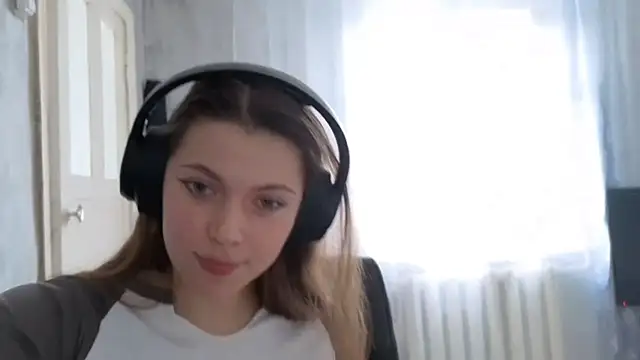 CutieAnny online show from December 23, 2025, 6:02 am