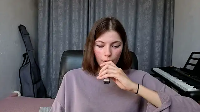 CutieAnny online show from June 1, 2026, 10:37 am