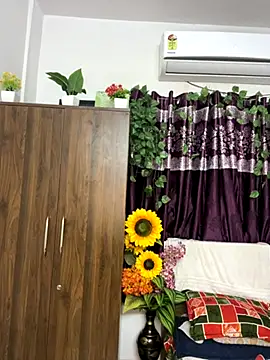 V-Hot-Sweti online show from October 6, 2025, 5:02 pm