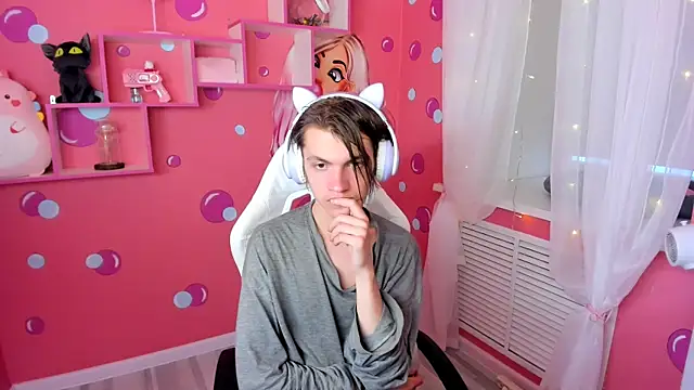 Snapshot of OttoWilliams chatting on September 30, 2025, 5:57 am OttoWilliams online show from September 30, 2025, 5:57 am