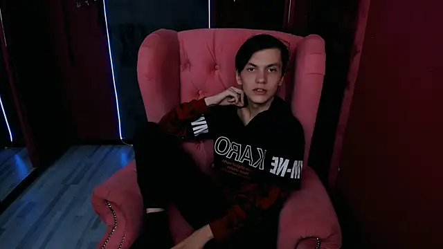 Snapshot of OttoWilliams chatting on October 25, 2025, 8:20 pm OttoWilliams online show from October 25, 2025, 8:20 pm