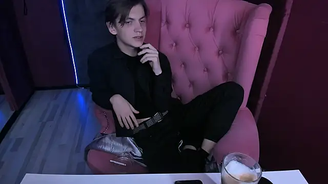 Snapshot of OttoWilliams chatting on October 22, 2025, 8:41 pm OttoWilliams online show from October 22, 2025, 8:41 pm