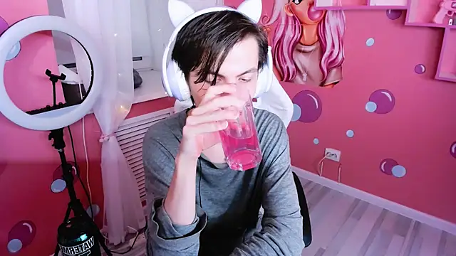 Snapshot of OttoWilliams chatting on October 27, 2025, 8:32 pm OttoWilliams online show from October 27, 2025, 8:32 pm