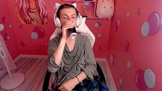 Snapshot of OttoWilliams chatting on October 3, 2025, 8:43 pm OttoWilliams online show from October 3, 2025, 8:43 pm