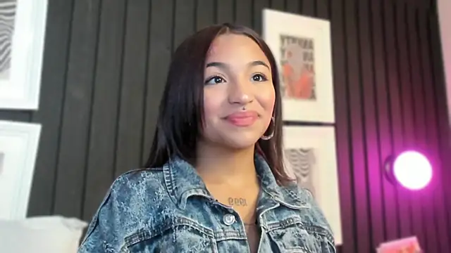 Manelyk evanss  online show from December 3, 2025, 10:58 am