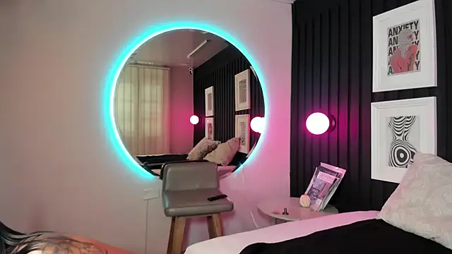 Manelyk evanss  online show from April 1, 2026, 5:54 pm