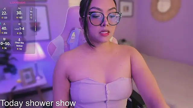 Snapshot of Ema_wett chatting on October 3, 2025, 8:43 pm Ema wett online show from October 3, 2025, 8:43 pm