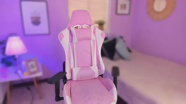 Snapshot of Ema_wett chatting on October 23, 2025, 7:34 pm Ema wett online show from October 23, 2025, 7:34 pm