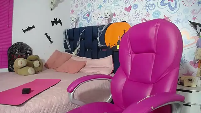 LINA-CLARK online show from October 18, 2025, 6:10 pm