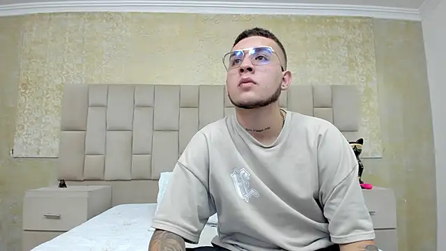 Snapshot of AresAndGabby chatting on September 26, 2025, 4:08 am AresAndGabby online show from September 26, 2025, 4:08 am