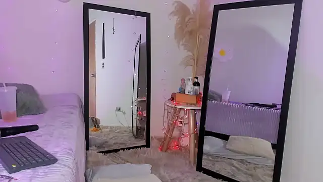 Naomi Flame online show from September 23, 2025, 7:10 pm