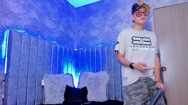 Axel BIGCOCK online show from September 12, 2025, 3:50 am
