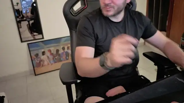 Snapshot of Paul00474 chatting on September 18, 2025, 12:57 am Paul00474 online show from September 18, 2025, 12:57 am