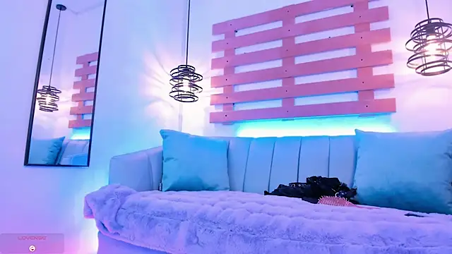 ArianaSantana online show from September 24, 2025, 1:17 pm