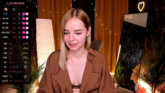 Snapshot of LillianShine chatting on April 26, 2026, 7:49 am LillianShine online show from April 26, 2026, 7:49 am