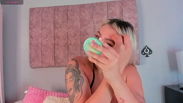 Snapshot of naomi_sanz chatting on October 18, 2025, 11:34 am naomi sanz online show from October 18, 2025, 11:34 am