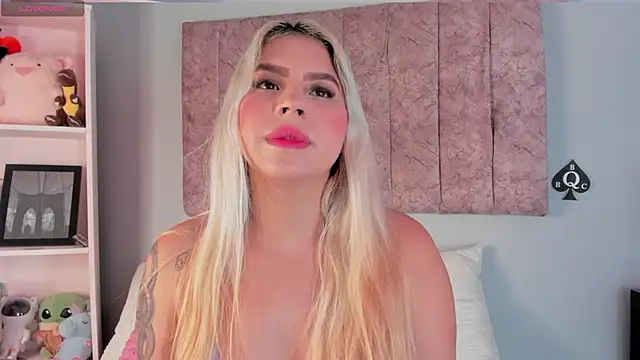 Snapshot of naomi_sanz chatting on October 25, 2025, 10:21 pm naomi sanz online show from October 25, 2025, 10:21 pm